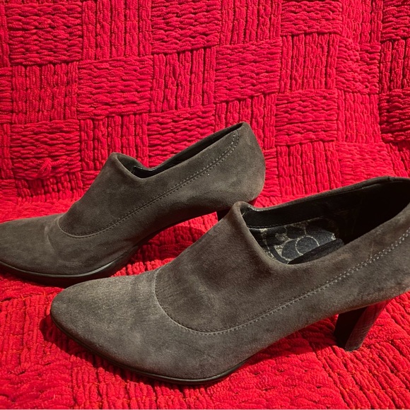 Aquatalia grey suede booties, size 8.5. Waterproof soles. - Picture 2 of 7